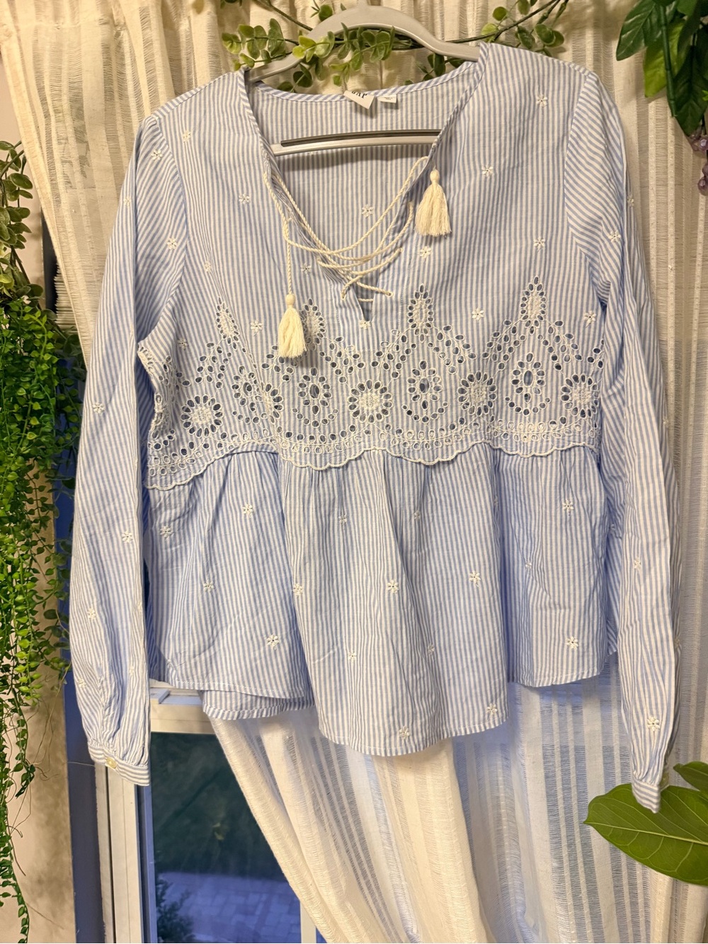 GAP Blue & White Striped Eyelet Lace Peasant Blouse Boho Tassel Top Size M